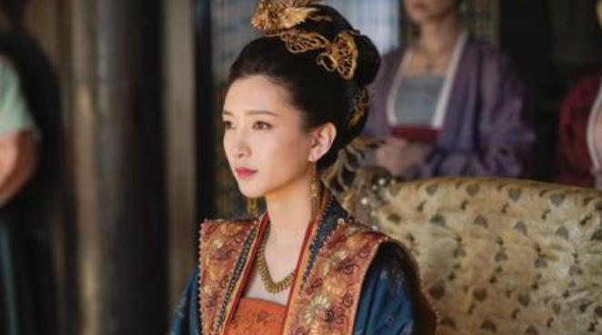 一天深夜，一位侍卫和宫女在草丛中卿卿我我，结果被曹皇后发现：拖下去斩了！谁知，宋
