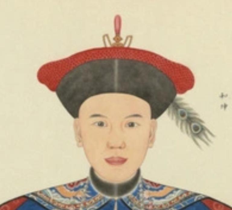 和珅发迹后，一帮穷亲戚来京投奔，和珅没给他们安排差事，而是说：“家里的银子有些潮