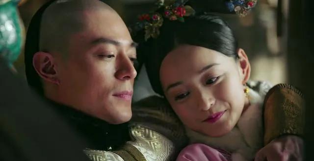 十七岁弘历，初见试婚宫女，紫禁城夜，静得能听见心跳。



重华宫内，昏黄的灯光