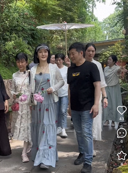谢娜逛公园被偶遇，她挽着妈妈的手、助理给打伞，穿长裙显得矮胖