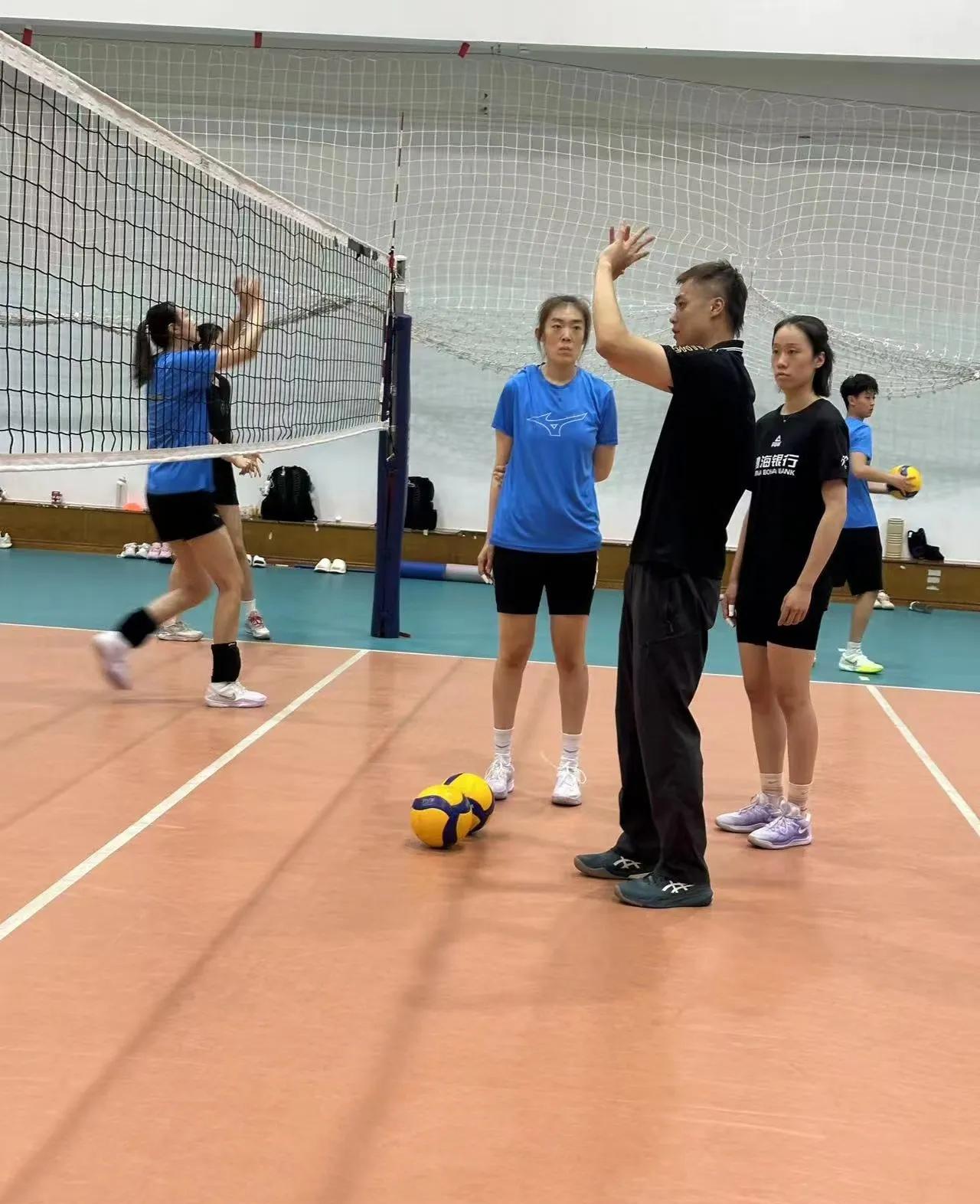 天津女排赴河南与河南女排教学交流。



近日，天津女排在主教练陈方率领下，远赴