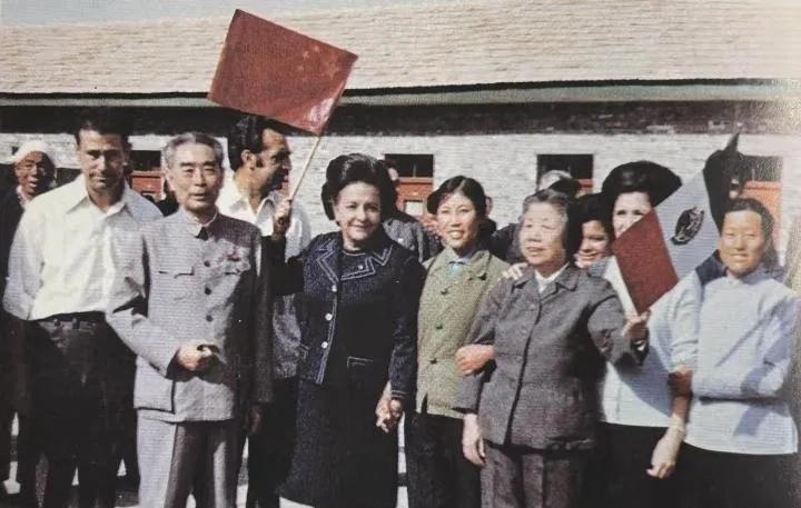 1973年4月，阳光洒在山西省昔阳县大寨公社大寨大队的土地上，周恩来与邓颖超陪同