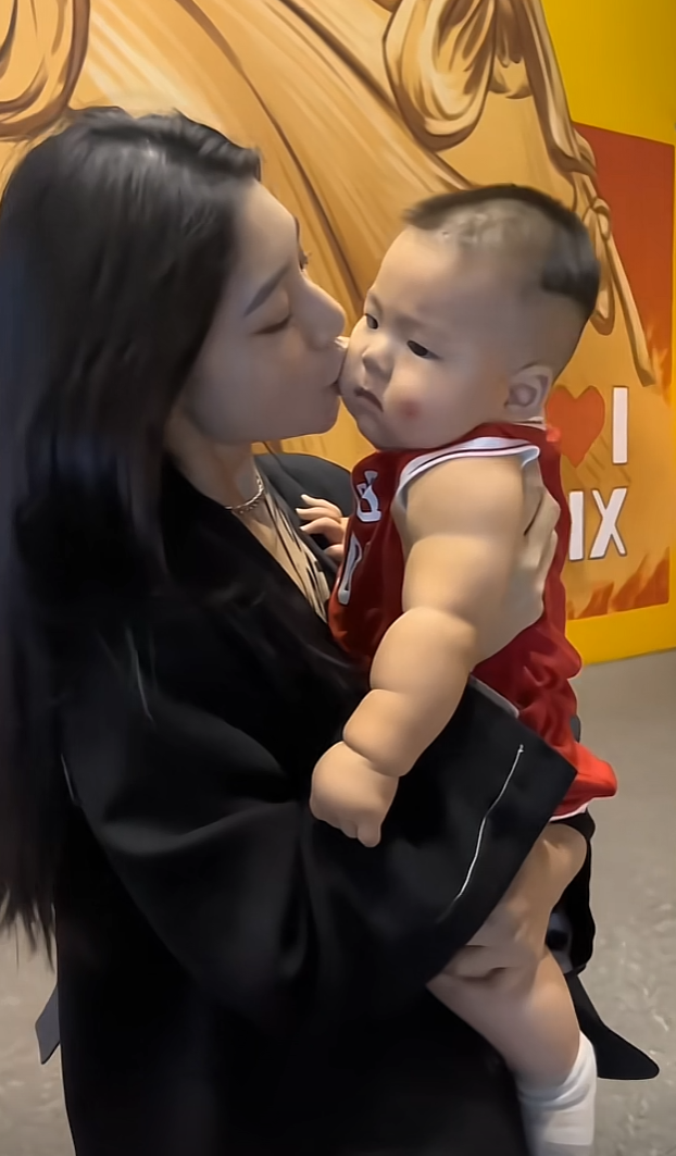 这都啄出印子来了，这回去老人看见容易挨骂吧！