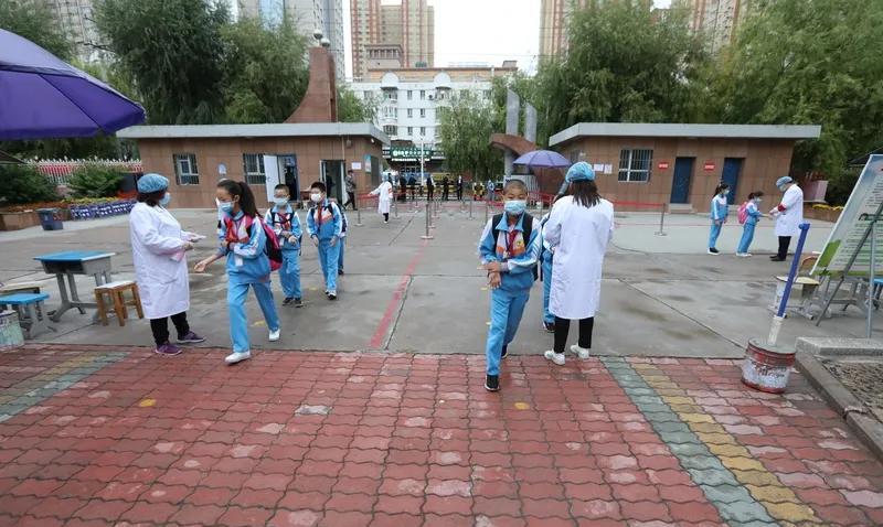 有网友说，有些中小学教师天天纠结于职称的高低，抱怨别人的职称高自己的职称低，这些