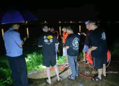 梅县一男子要跳河？紧急…

6月16日深夜，梅县区公安分局丙村派出所，警民合力，