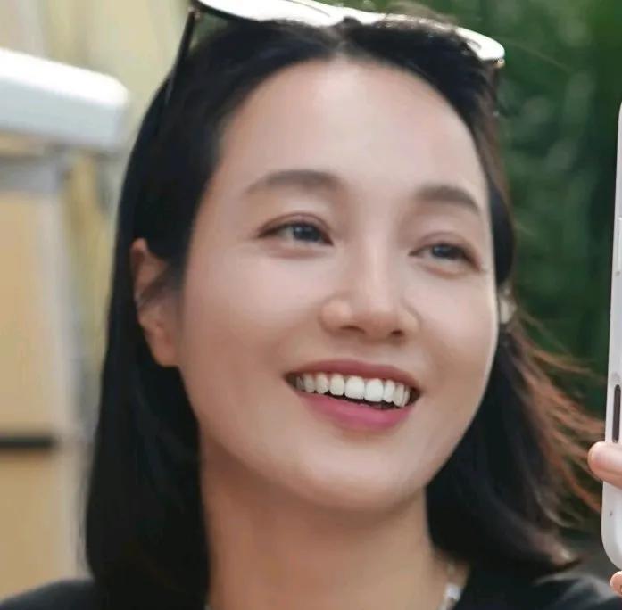 全网都在嘲讽朱丹，
可是她从之前主持节目叫错名字之后一直没有改，为什么呢？
因为