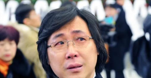 时间倒回到上世纪70年代，四川郫都区的一个小村庄，廖昌永的家境贫寒，家中兄妹四人