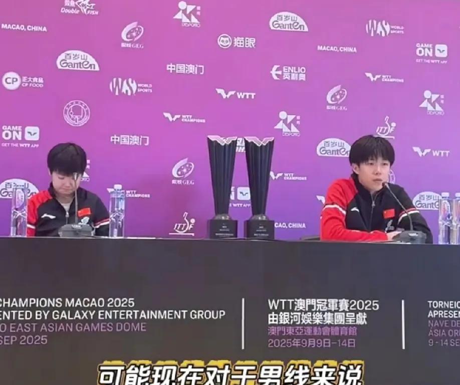 不懂就问，
这个位置到底是谁安排的呀？
虽然是单打，不是双打，但是也不需要把他们