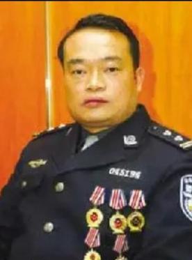 1990年，24岁的缉毒警明正彬首次打入毒贩内部。交接货当天，不料，一名身穿制服