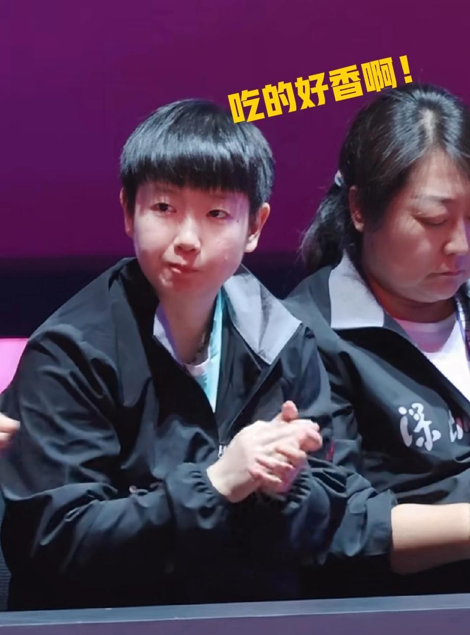 莎莎观看着比赛，小嘴还不闲着！
乒超联赛晚场比赛，现场正在进行的蒯曼对战张本美和