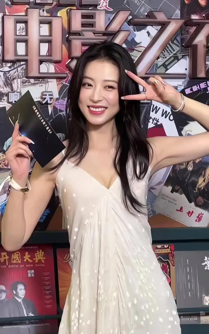 #周雨彤美得我眼前一亮又一亮# 周雨彤一袭白色长裙温柔动人，白月光即是感。