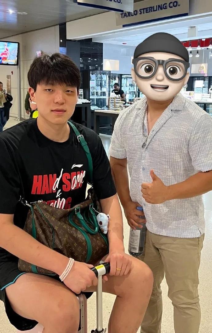 今天网络流传的一张照片显示，杨瀚森左眼出现了明显的青紫色，形同“熊猫眼”，据了解