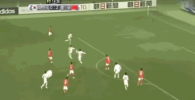 什么叫做支持自家人？

武汉三镇的邓涵文给出了完美的诠释。

上半场他就