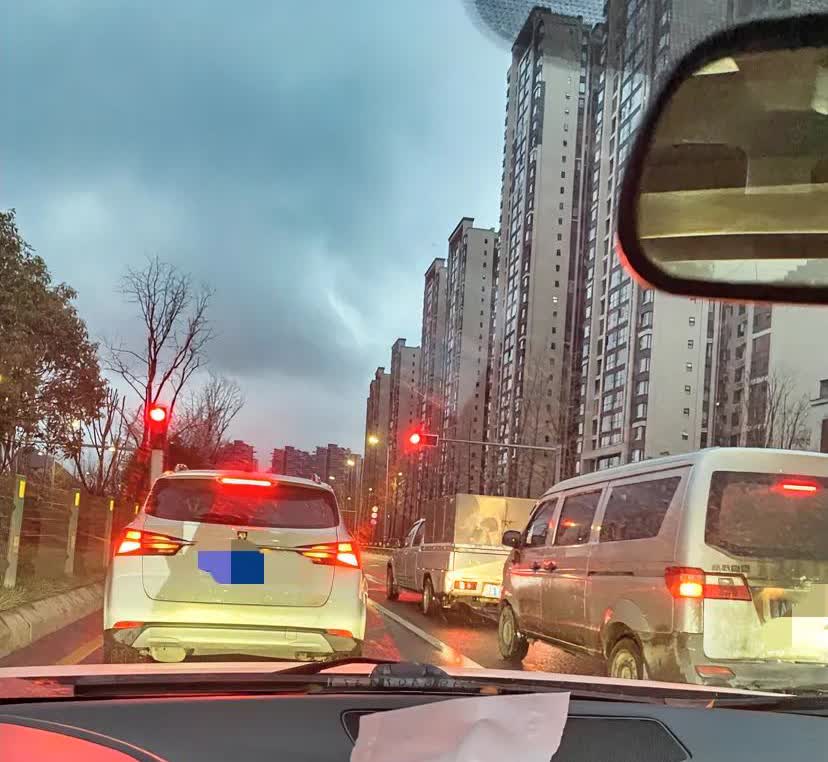 有一些人开车真的是傻子子一样，今天由于有事出门比较早，7点就在路上了，有一辆在第