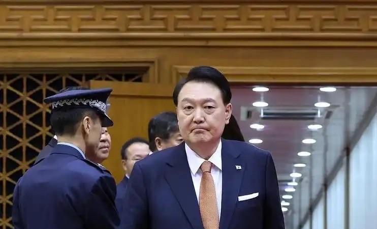 伊锡悦没有了总统待遇
但安保仍得以保留
他将接受涉嫌
带头发动内乱案的刑事审判