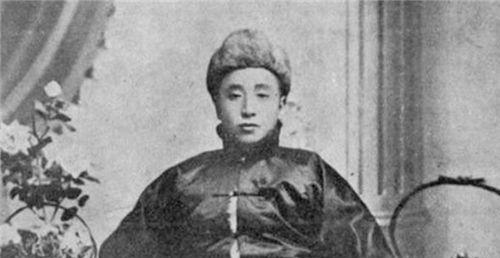 1891年，16岁的张作霖落难乞讨，孙寡妇看中了他，解开衣扣，掏出一块腰牌给他“