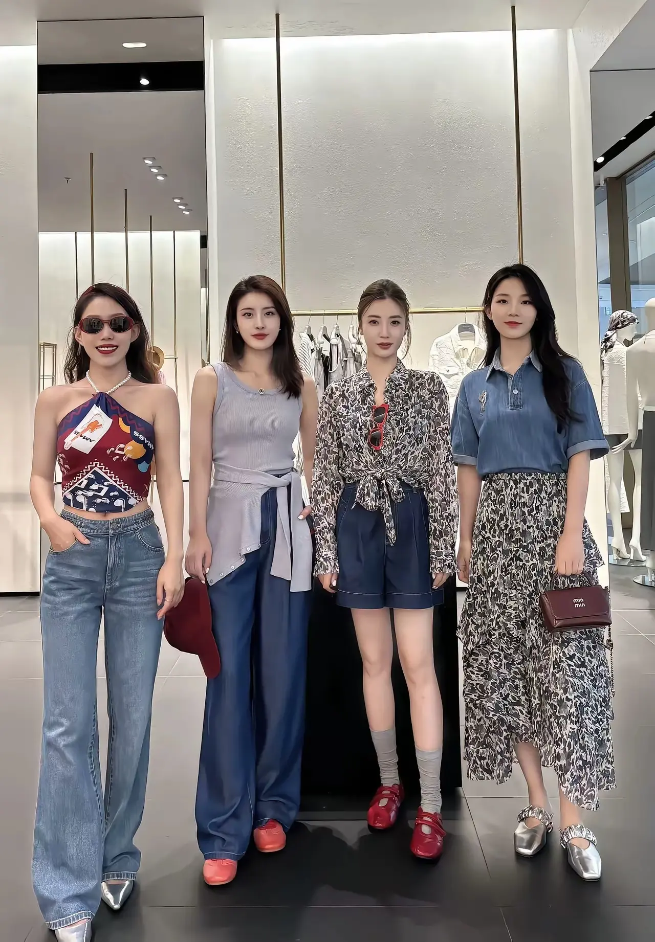 四位美女辣妈，我喜欢左边第二位。
