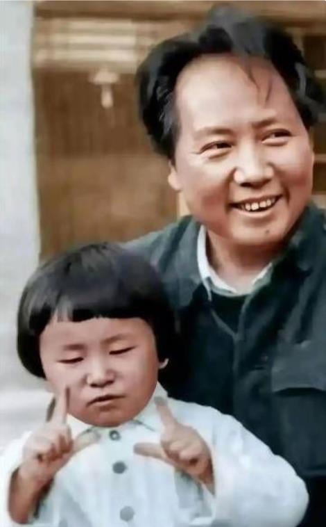 伟人笑意盈盈，一举一动尽显深沉父爱，平凡场景，却如此动人。 ​​​
