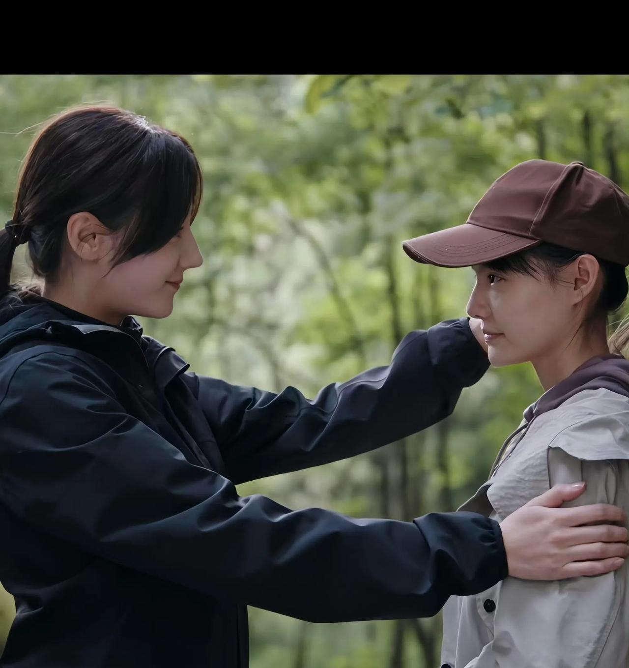 #迪丽热巴帮演员梳理新剧本#
《利剑玫瑰》里的女性力量，戏里戏外都在闪闪发光。莲