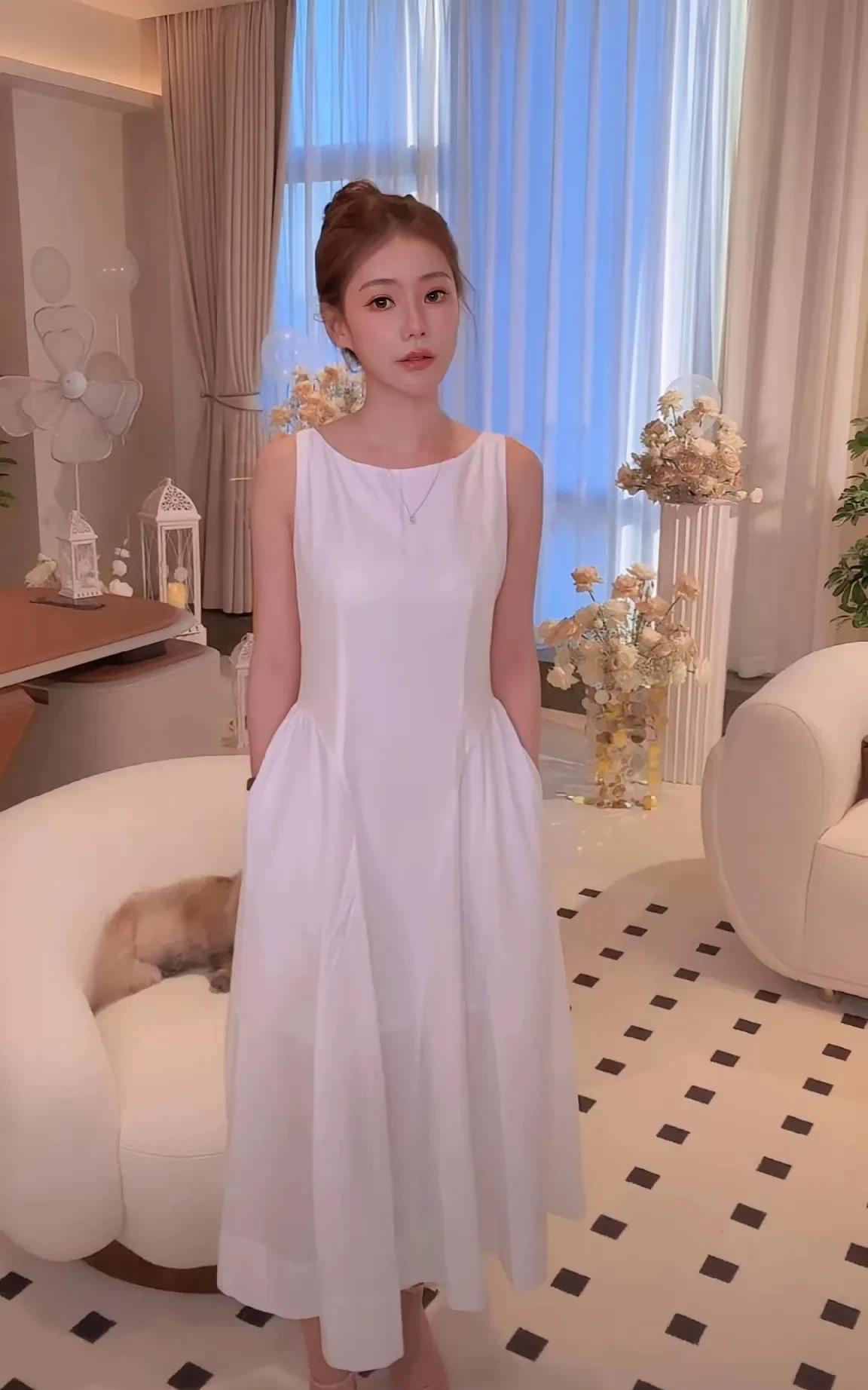 马筱梅
又弄巧成拙
马筱梅正在直播
穿着售卖的白裙子
一开始看的确挺美
但看到后