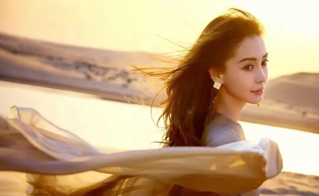 姐妹们快来吃瓜！
这娱乐圈的离婚连续剧简直比八点档还狗血，最近某女星的