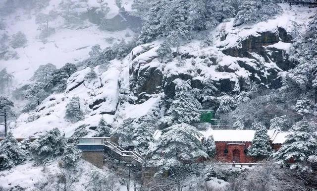 上联：雪落千山静
下联：？