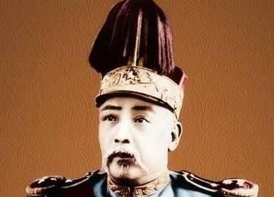 袁世凯非常迷信，对仙与半仙之类的巫卜深信不疑。有个风水先生给他批过八字，说他“大