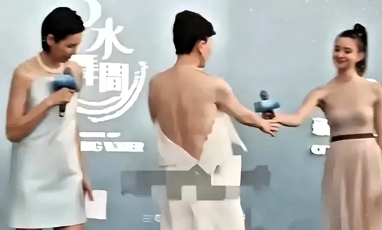 59 岁的刘嘉玲现身活动现场。转身拿话筒时，后背肌肤松弛一览无余。曾是红毯女王的