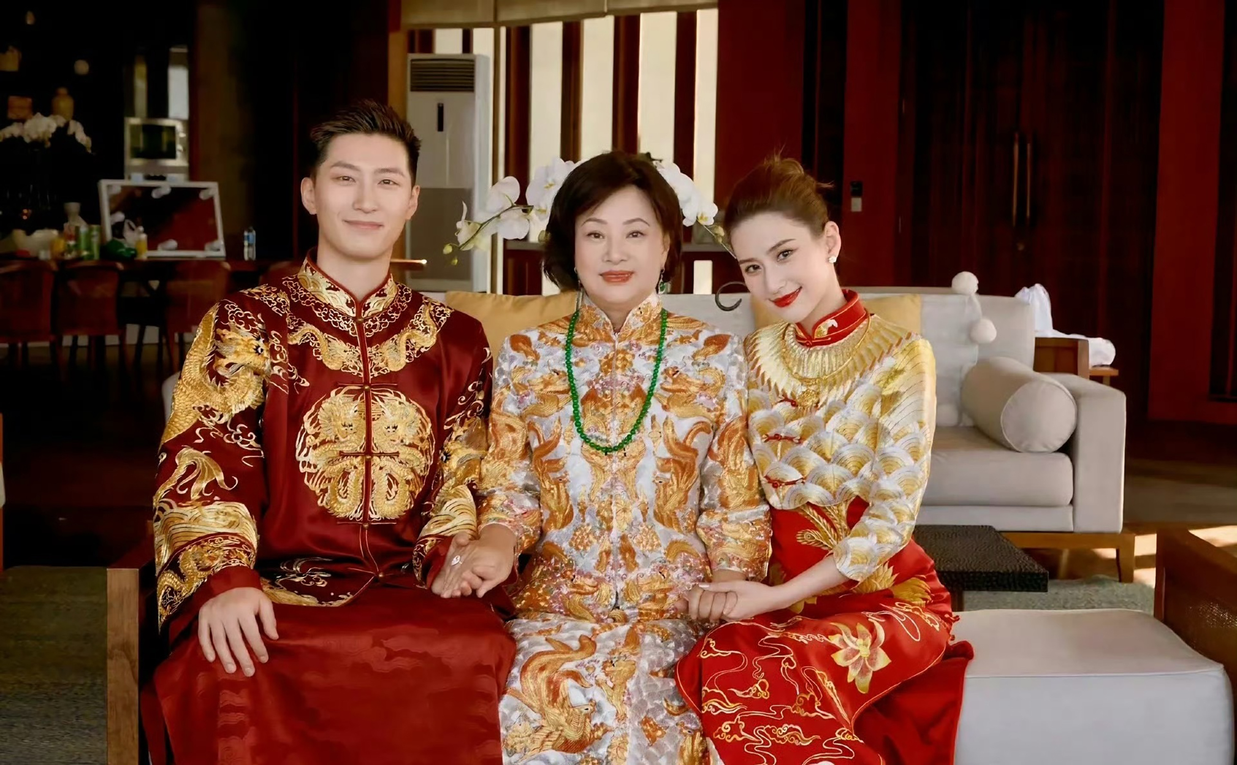女明星也好，男明星也罢，想靠婚姻跻身豪门的，趁早洗洗睡吧。
近期在传窦骁和何超莲