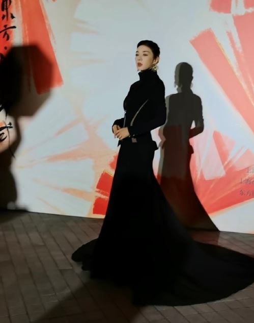 黄奕穿黑色礼服亮相，拉链刚好卡在胸口，前胸和后背都是透明的！
黄奕亮相上海时装周