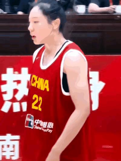 张茹的腹肌清晰可见！
中国女篮球员张茹在比赛当中撩衣服擦汗，露出了马甲线，且腹肌