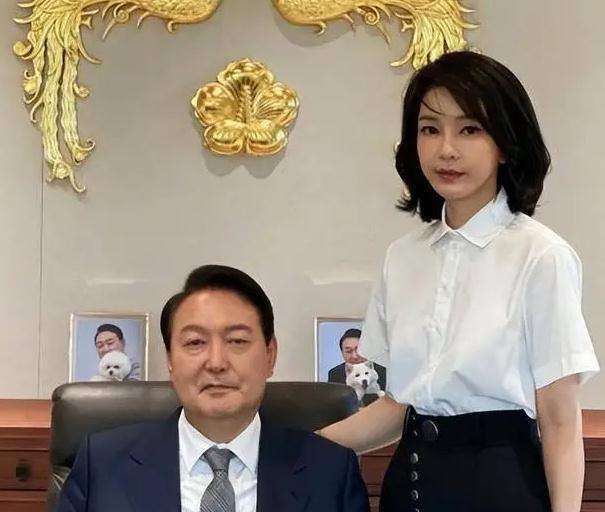 #金建希硕士学位被撤销#韩国第一夫人金建希的"学霸人设"彻底崩塌了！这事儿可不仅