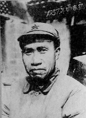 1929年，朱德与妻子共进晚餐。突然，十几个敌兵踢门而出： “快，抓住朱德!”女