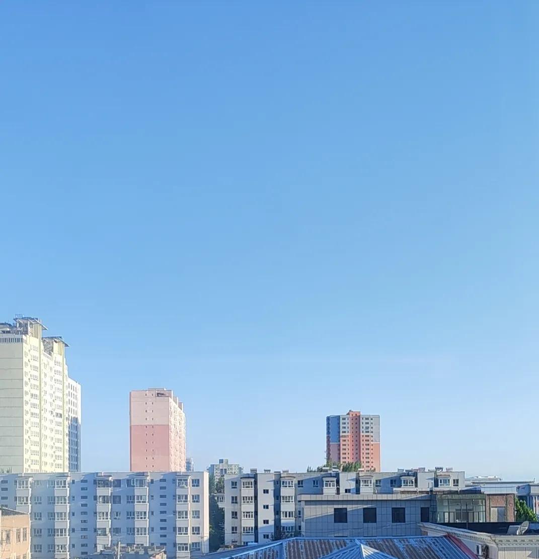 这几天在新疆发现了很多和我们那里不一样的事。
一是司机师傅去加油，有的加油站不抬