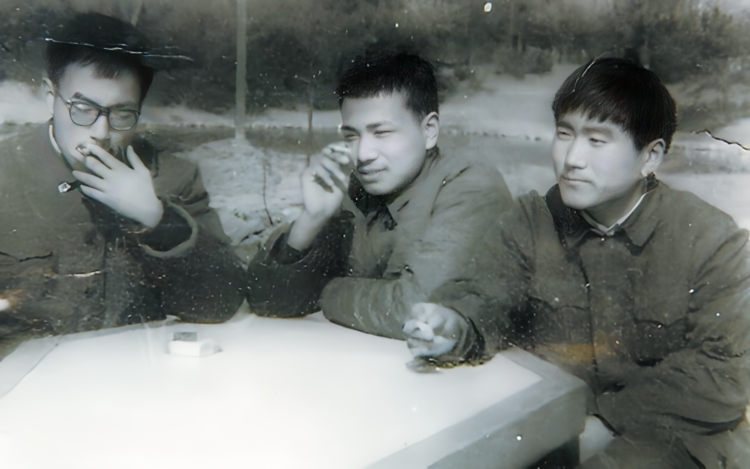 合肥逍遥津公园，三位年轻人坐下休息。他们谈人生，说理想，都是有志青年。中间那位才