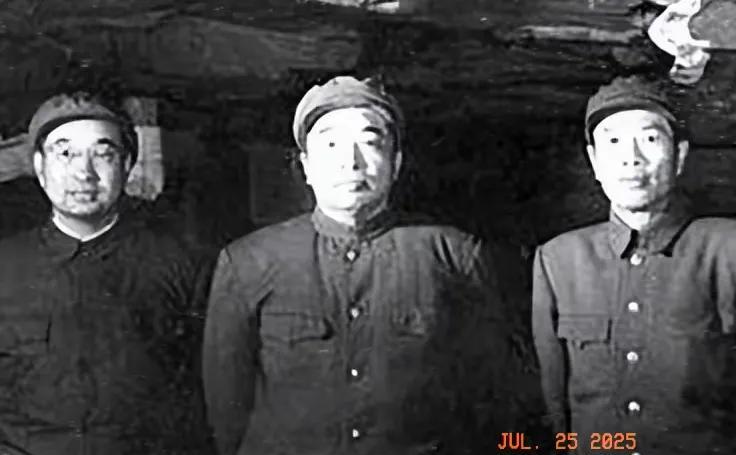 历史老照片分享。
1952年，陈赓来到朝鲜接替彭德怀的工作，结果他刚到朝鲜没几天
