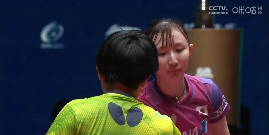 早田希娜没有笑到最后
苦战7局还是被淘汰
第五局打到了17比15
决胜局12比1
