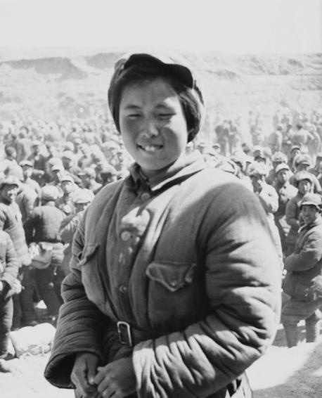 1947年，晋察冀军区首府张家口，《晋察冀画报》社记者石少华，为一位女战士拍下了