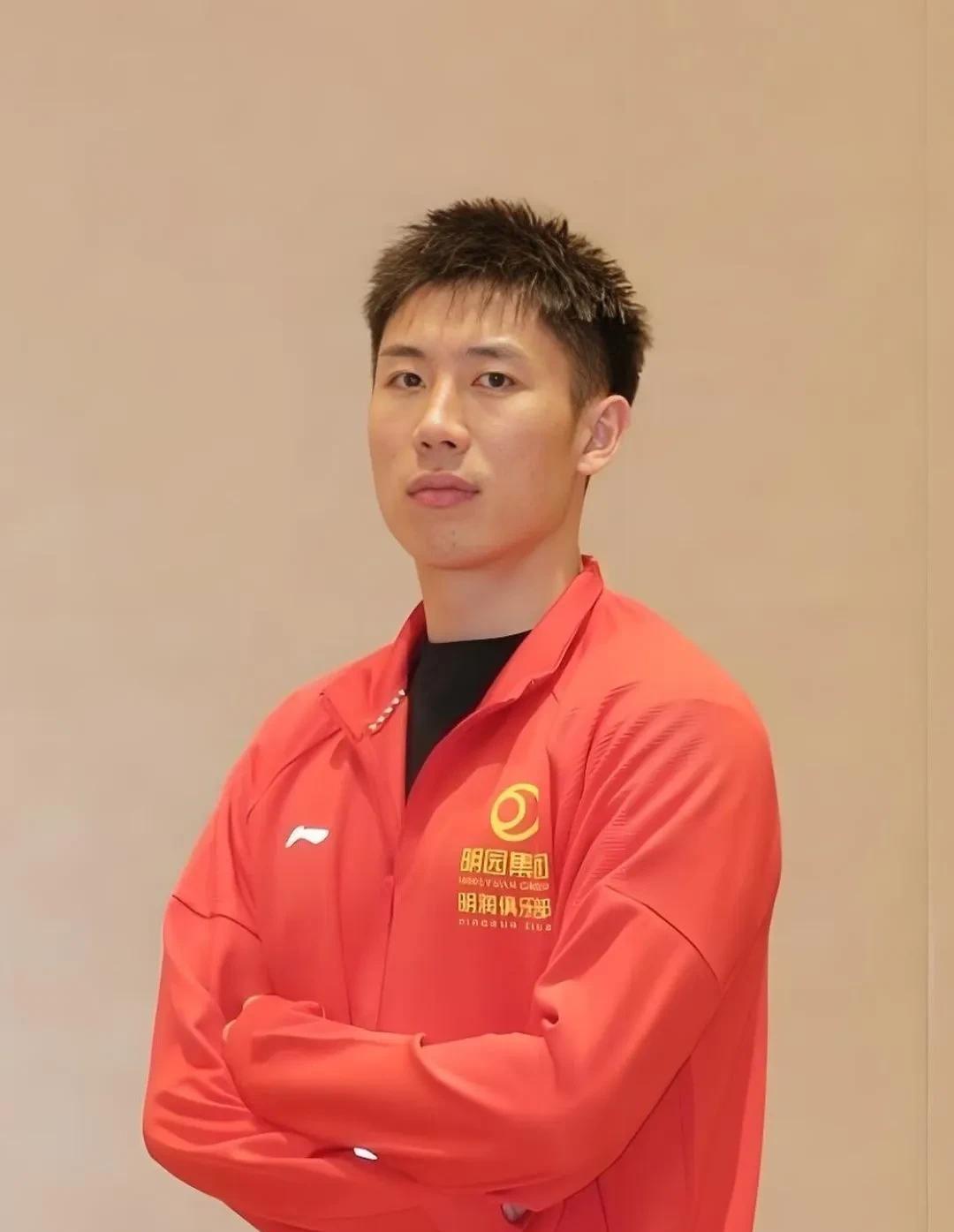 人在低谷不戏人，人在高峰不扰人！
这是句很平常的话，也是句很不错的话。用在所有场
