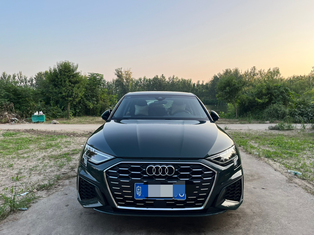 A3L空间小，不适合男人开？
一直很好奇，为啥德国男的人高马大的都能开标轴的a3