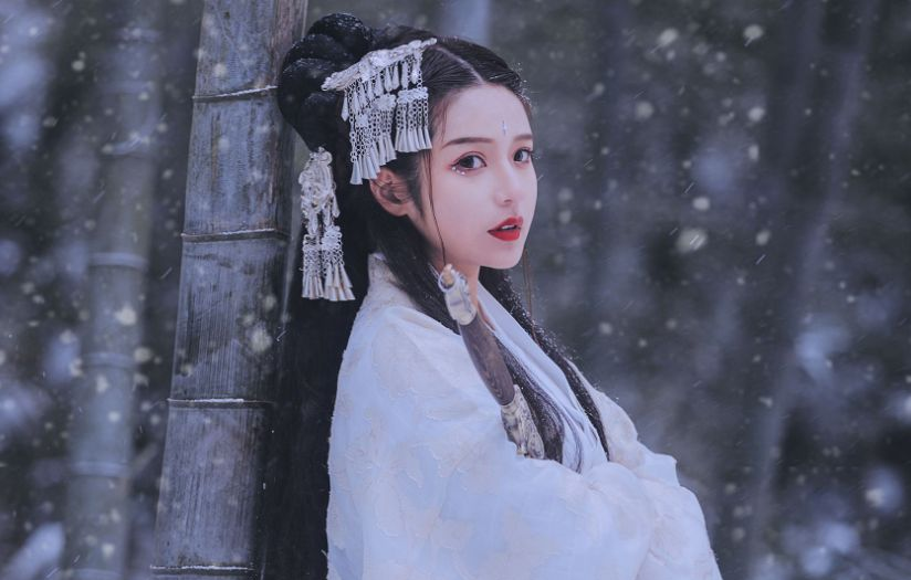 古时候，有个美妇站在门口，等着她的丈夫回家。谁知，一个僧人路过，只是多看了几眼美