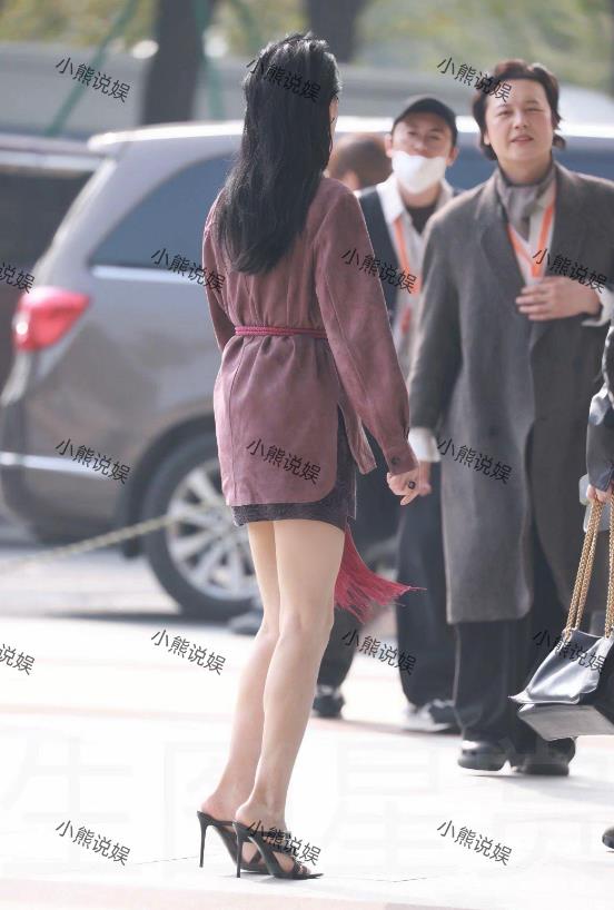 终于懂宁静为什么说张雨绮浑身都透着股“肉香”了！这姐在现实里一站出来，那气场简直