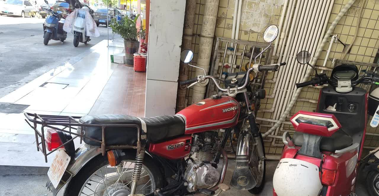 偶遇一台红色的本田CG125，真有点一车传三代，人走车还在的意思。目测这台车应该