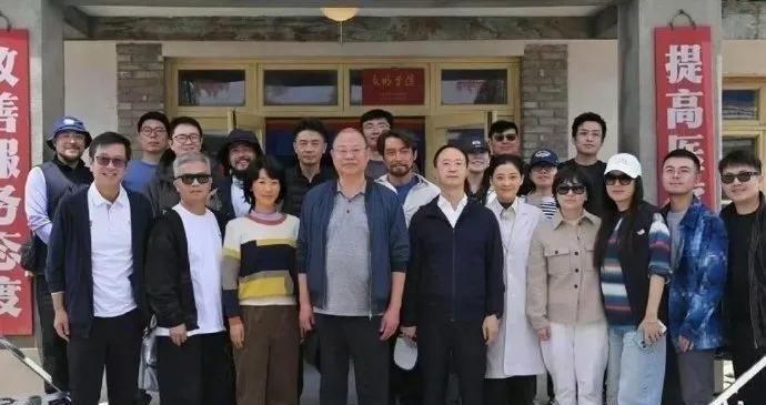 杨紫和胡歌生命树的剧照又出来了，感觉他俩都有点像当地人了，都黑黑的了，不像他俩了