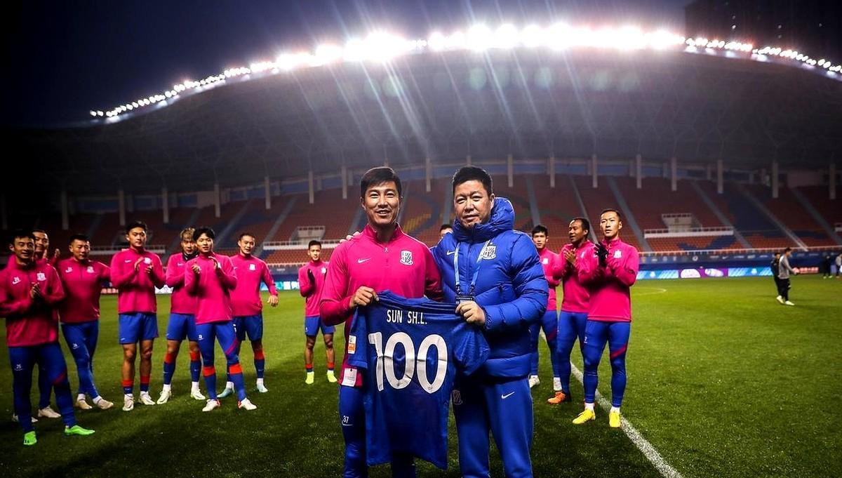 千万转会费，到底喂饱了谁？
那个男人，周军，终于要被摆上台面。
有人为他挡拳头，