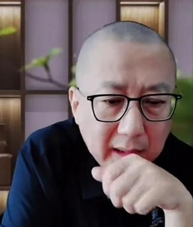 老汪在直播间大放厥词，目的就是收割“杨粉”！
杨少华老爷子的去世，老汪在葬礼现场