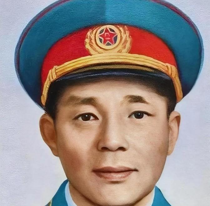 1972年春天，南萍，一位开国少将，在某次重要会议上突然接到一个电话。他眉头一蹙