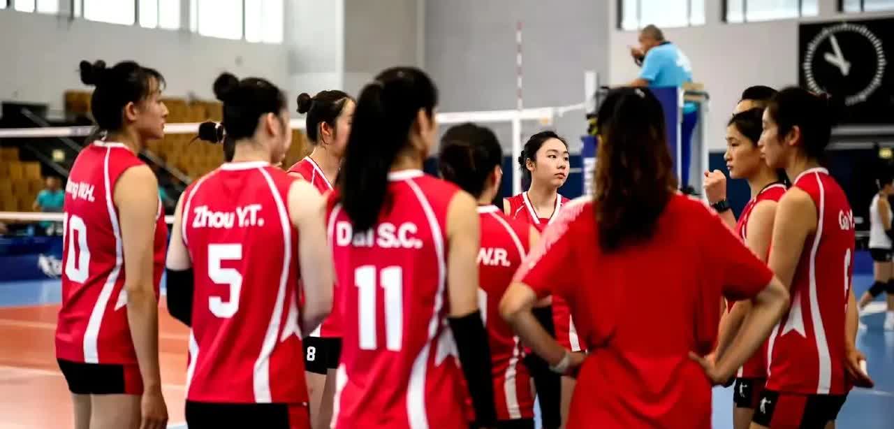 大运会小组赛中国女排负于东道主！
在2025年世界大学生运动会女排小组赛A组第