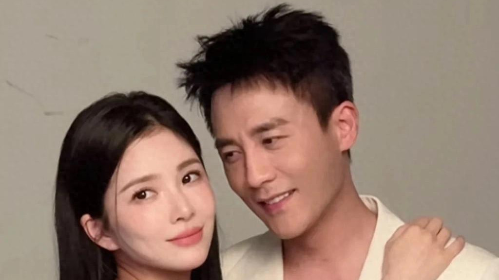 杜淳36岁老婆王灿秀小蛮腰，网友：眼神不会说谎，有光很相爱！