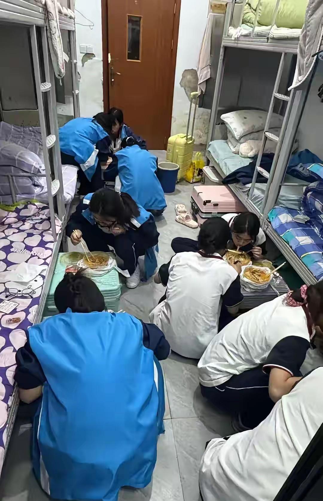 有点没搞明白，为什么这些女学生要蹲在宿舍的地上吃饭呢？
按理说学生要是在学校里吃